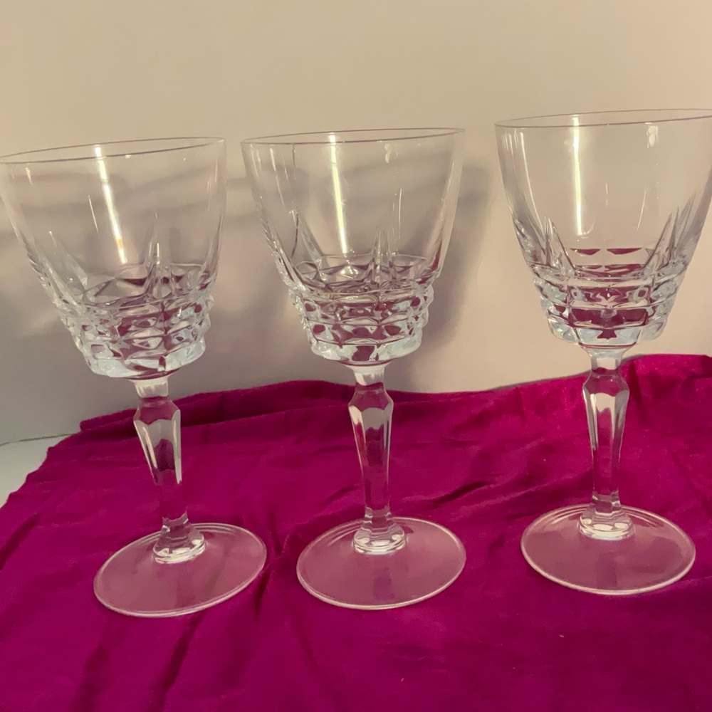 Cut Crystal Clear Wine Glasses with Vintage Cut Design